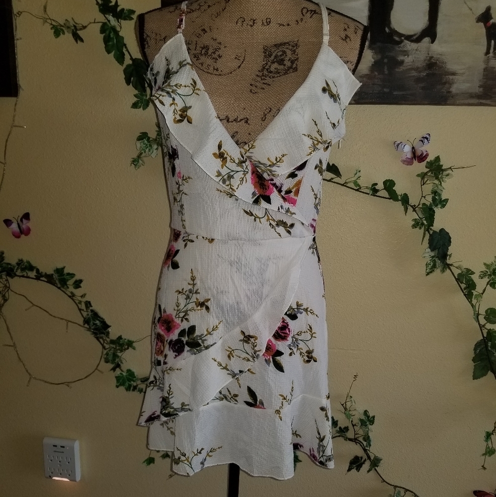 White Floral Ruffled V-neck Mini Dress small